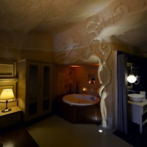 Superior Deluxe Cave Room Whirlpool